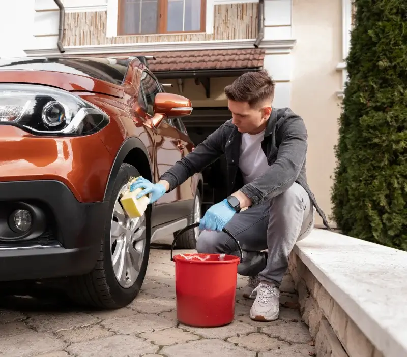Lavage auto à domicile Sennecey-lès-Dijon : professionnel intervenant sur un véhicule